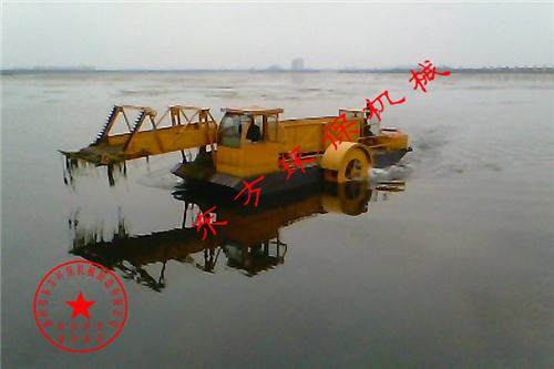 【东方水上清草船】对日月湖里的水草进行了清理